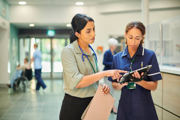 staff nurse consulting ward doctor 42322